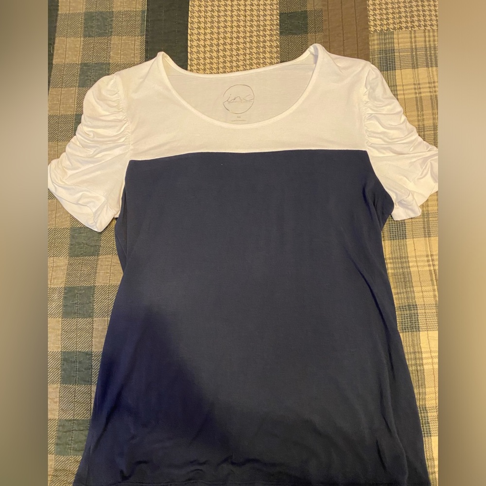 Cute top with cinched sleeves